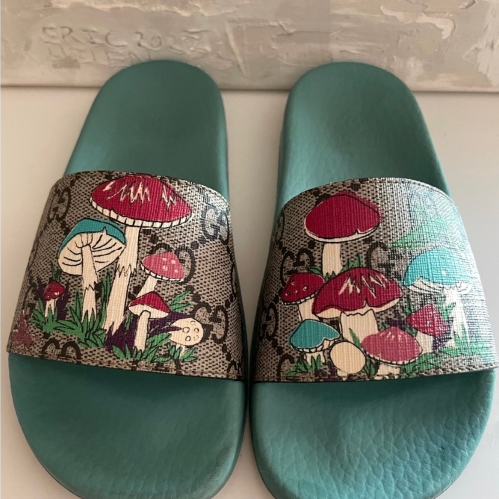 Kids Gucci Slides. Size 29 in Gucci/US size 12. Read description